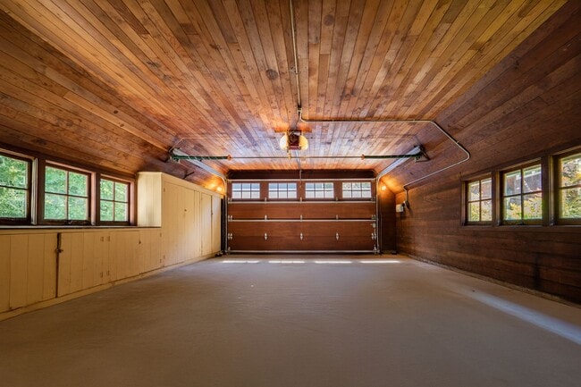 Building Photo - Luxurious Portland Heights home tucked away on a private street on nearly half an acre.