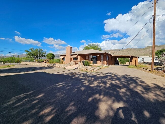 Building Photo - Beautiful Retro 3 Bd/2Ba Home Ready Lookin...