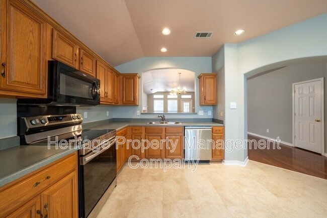 Building Photo - 1435 Bluff Forest