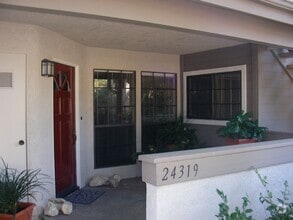 Building Photo - Ground Floor Condo - Available For Lease!