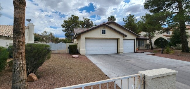 Building Photo - Well Maintained Single Story Pool Home in ...