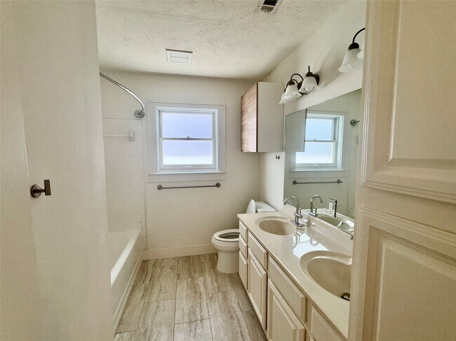 Building Photo - 2406 Elmen St