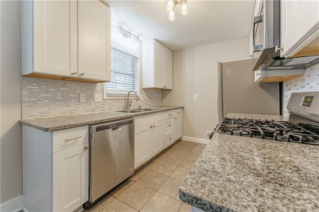 Building Photo - 5700 Tracy Dr SE