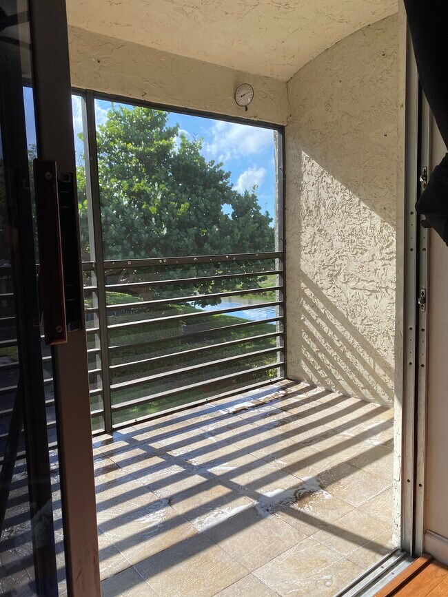 Building Photo - 707 Gardens Dr