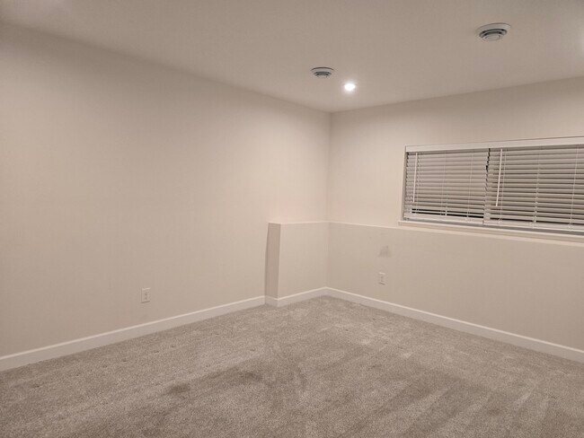 Building Photo - 851 Roselyn Dr
