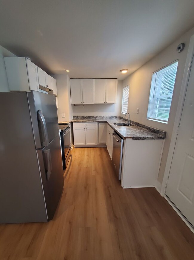 Building Photo - Now Available – Spacious 2 Bed / 1 Bath Ap...
