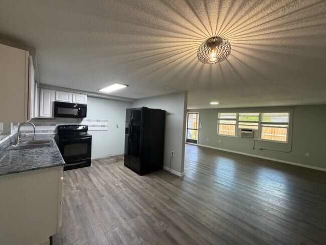 Building Photo - 702 21st Ave W