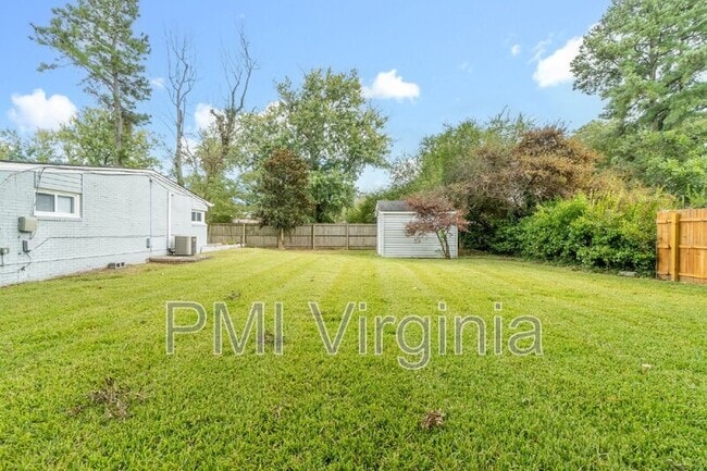 Building Photo - 1021 Mineola Dr