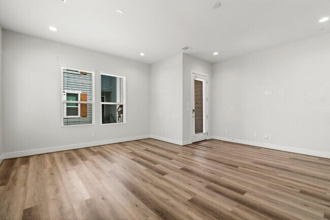 Building Photo - 3362 Pinemont Dr