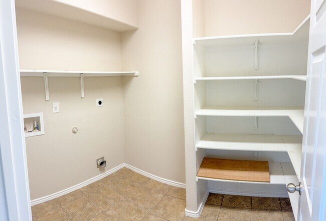 Building Photo - Available NOW!!!! Lovely 2 story home located in  Killeen, minutes from Ft. Cavazos, Hospitals an...