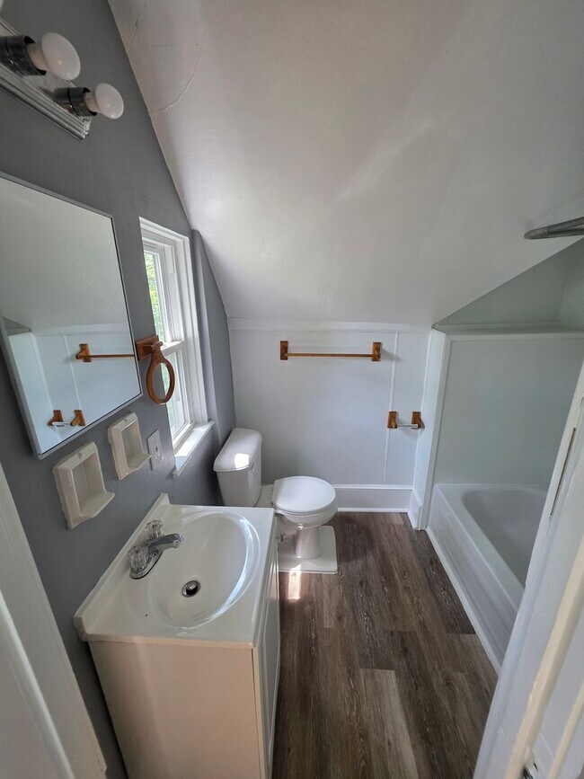 Building Photo - Large Single Family House Available Now 3 to 4 Beds 1.5 Bath over 2000 SQ FT