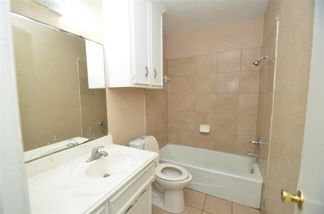 Building Photo - 439 Breeze Park Dr