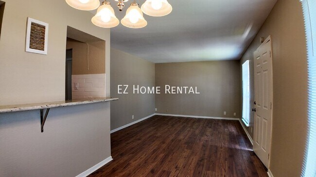 Building Photo - Price to Lease Fast! $899/mth!