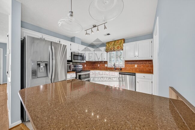 Building Photo - 7005 Robin's Nest Dr