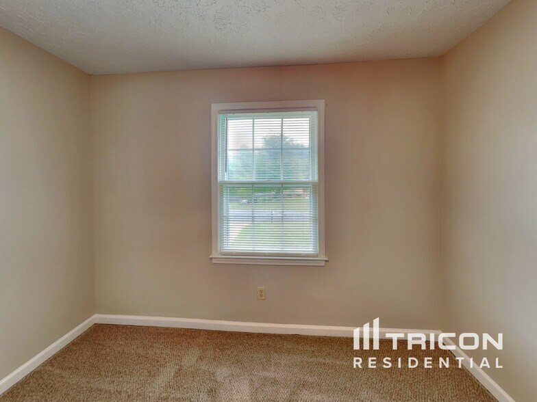 Building Photo - 414 Breezy Dr SW