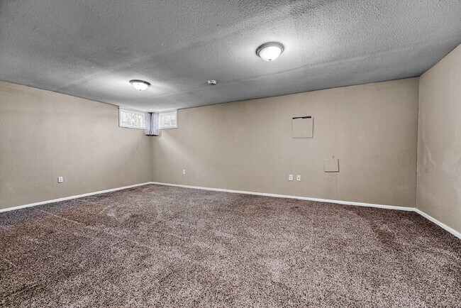 Building Photo - $2,495.00, 3-bedroom, 2 bathroom home in C...