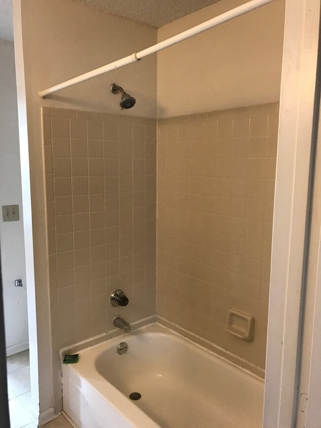 Building Photo - Coming Soon! 2 Bedroom Townhome!