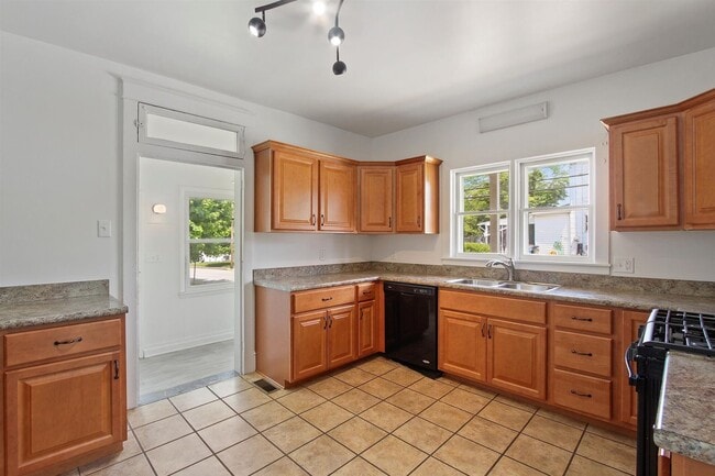 Building Photo - Coming Soon! Bright 3 Bedroom, 1.5 Bath Ho...