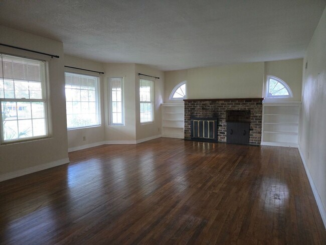 Primary Photo - Charming Single Family Home with Beautiful...