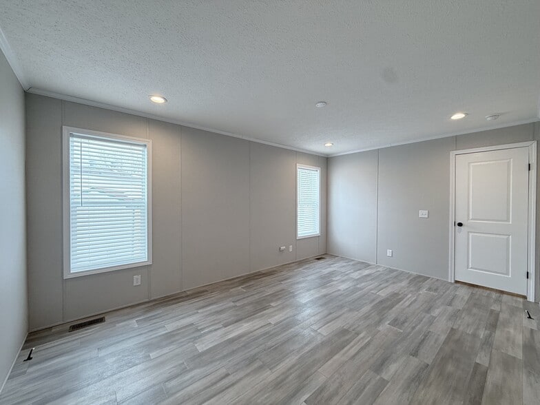 Building Photo - 29805 Jamestown Dr