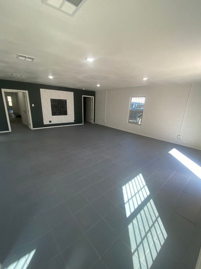 Building Photo - 2,400 sq. ft. Commercial Space – Prime Loc...