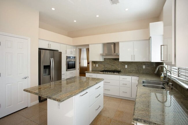 Building Photo - 2120 Waterbury Ln