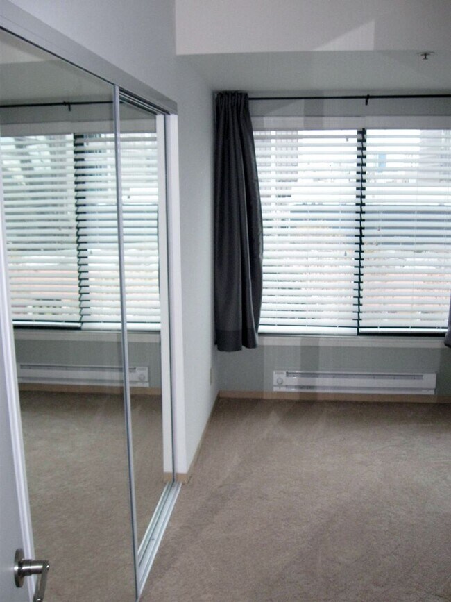 Building Photo - Beautiful 2 BR 2BA 2 story condo with laun...