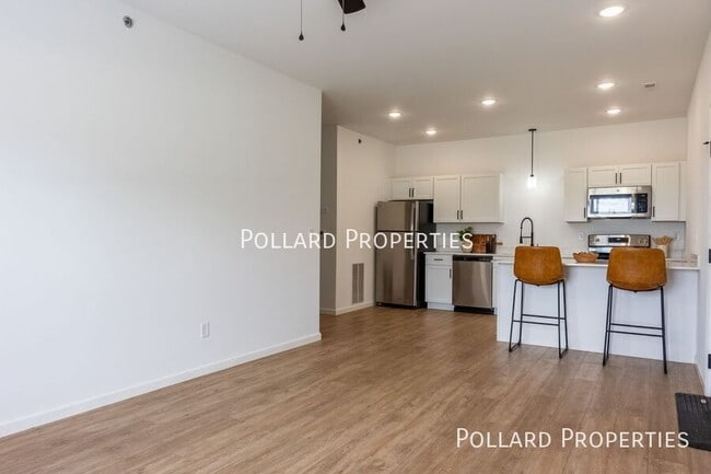 Building Photo - 910 Parkview Dr