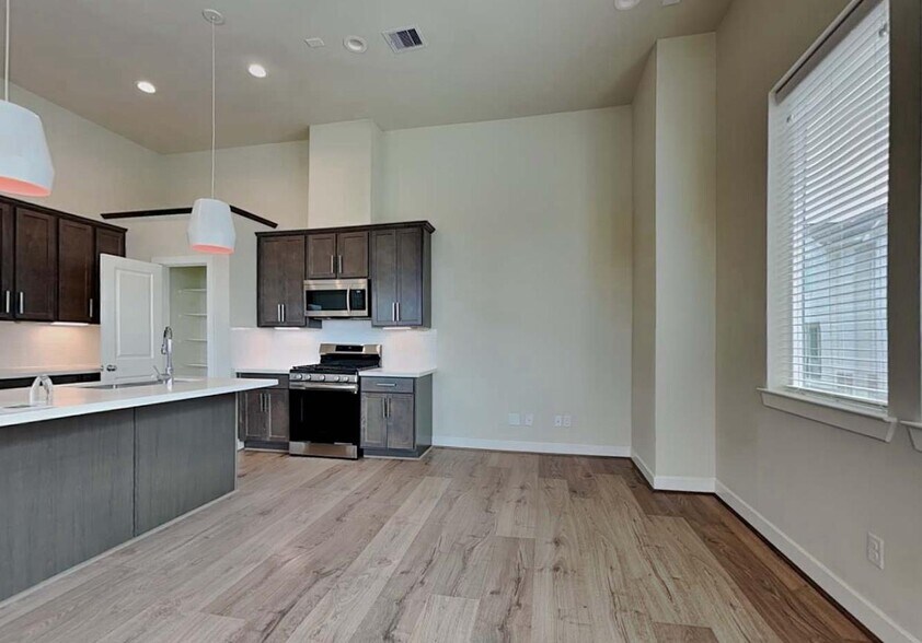 Building Photo - 15715 Knollcliff