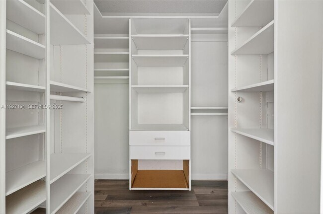 Building Photo - 3100 Riverside Dr