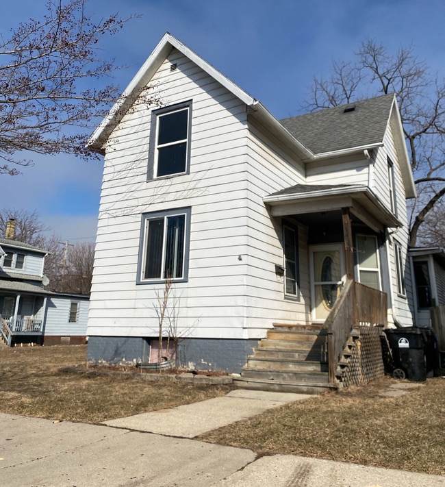 Building Photo - Ginormous 6 Bed Single family home with all Appliances Near Lake Michigan!