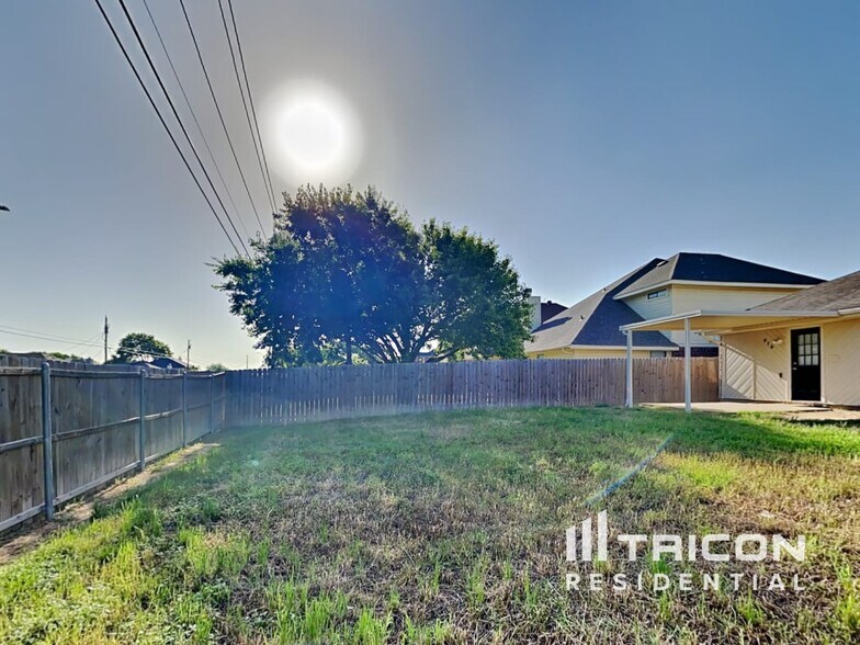 Building Photo - 916 Simon Dr