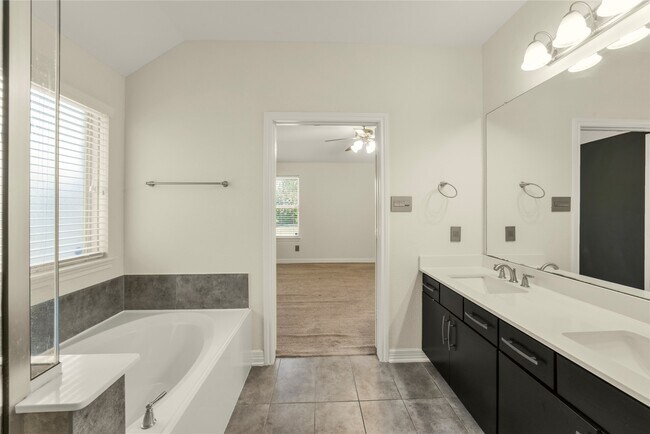 Building Photo - 10919 Walts Run Ln