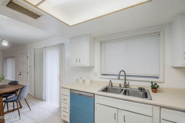 Building Photo - 16 W Loma Vista Dr