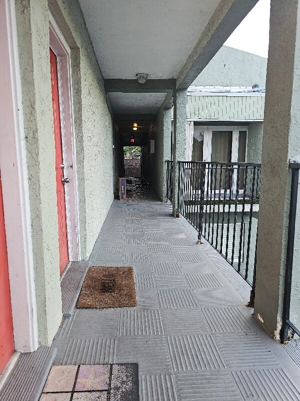 Building Photo - 1005 SW 15th Ave