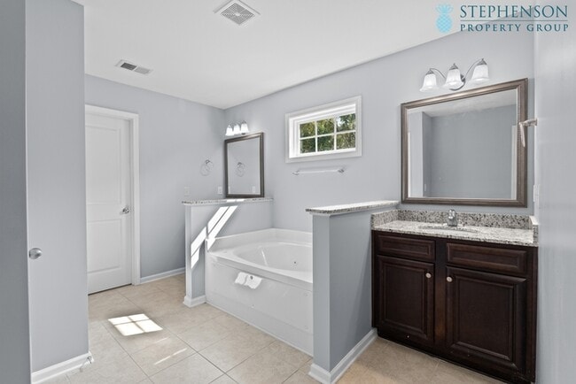 Building Photo - Remodeled and Ready!
