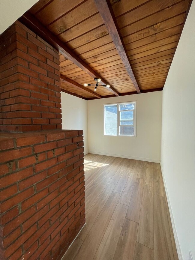 Building Photo - 489 Manzanita Dr