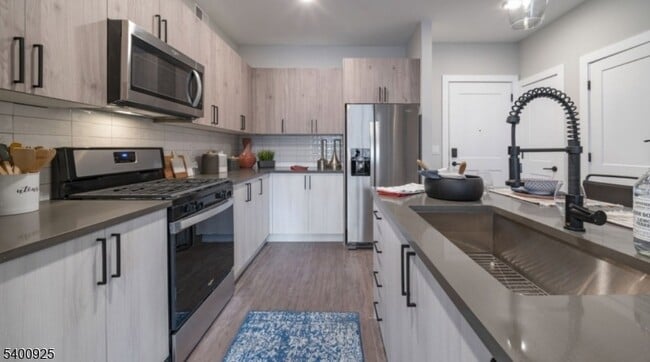 Building Photo - 100 Union St