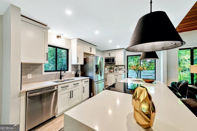 Building Photo - 3870 Northpoint Dr