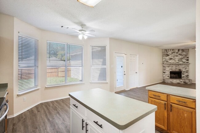 Building Photo - 6917 Club Creek Dr