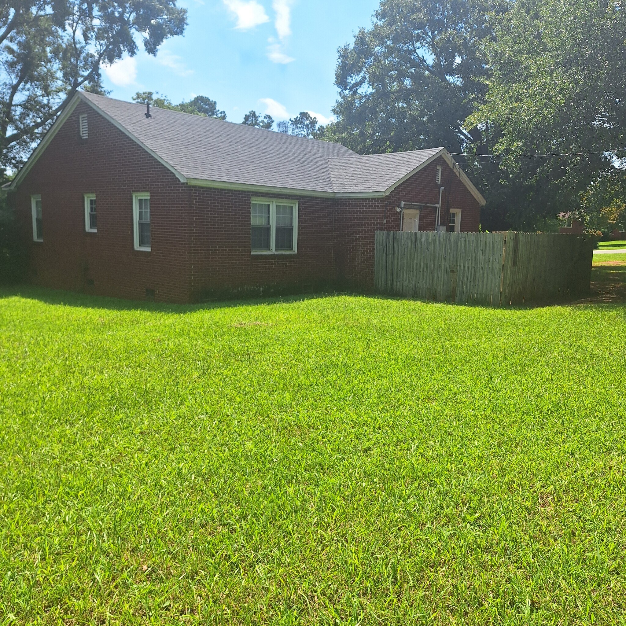 Building Photo - 827 Winston Dr