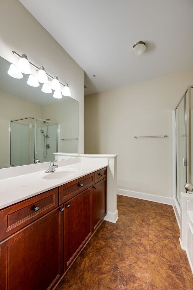 Building Photo - 2-Bed/2-Bath condo in Lenox Village.