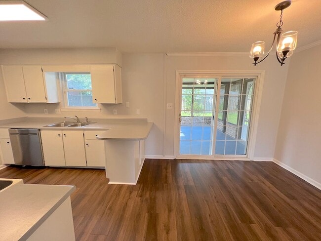 Building Photo - 3 BED | 2 BATH | SCREENED IN SUNROOM | SOUTHSIDE/VERNONBURG