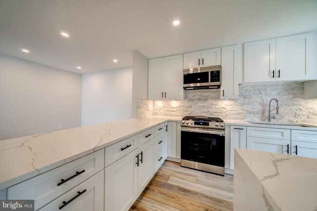 Building Photo - 10038 Oakton Terrace Rd