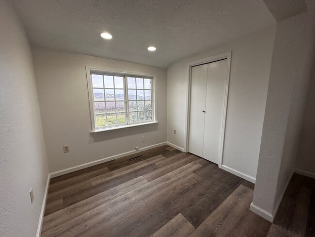 Building Photo - 3 Bedroom 2 bath Farm house