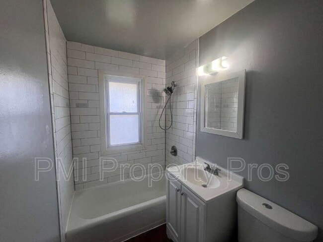 Building Photo - 5650 N 61st St