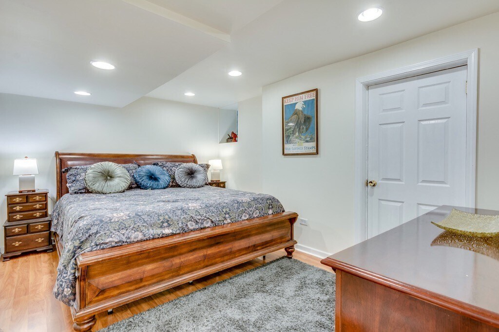 Building Photo - 931 W Newport Ave