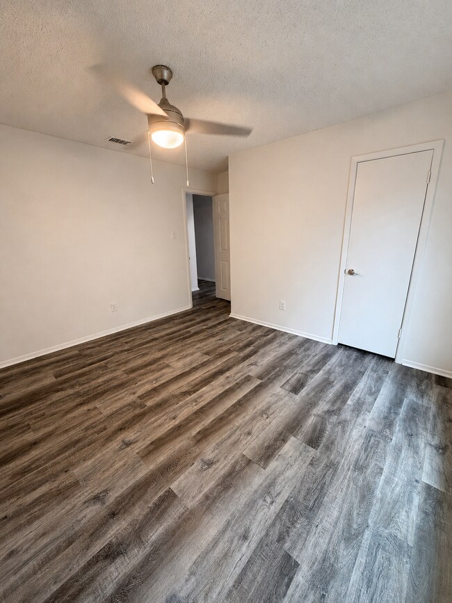 Building Photo - 3-Bedroom, 2 Bath Single Family for Rent in Arlington, TX | Attached Garage & Modern Kitchen