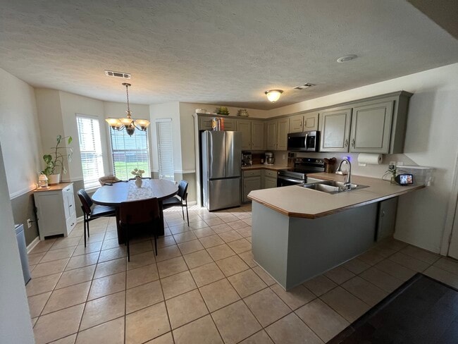 Building Photo - 98 Rosebud Cir