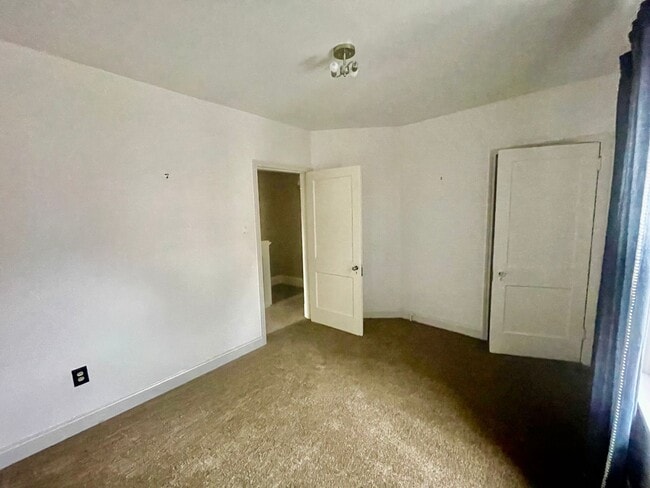 Building Photo - 4 Bed 1-2 Bath- Frick Pittsburgh PA